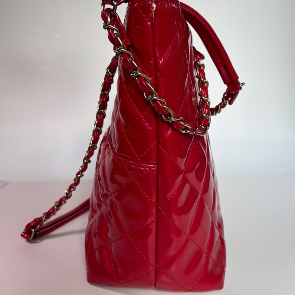 Red Quilted Vinyl Bag w/Gold Hardware and Purse Charm - Picture 5 of 10